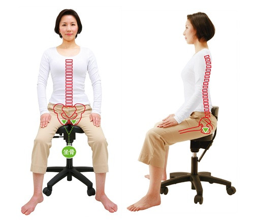 坐骨』で座る『アーユル・チェアー』～正しい座り姿勢で腰痛改善～